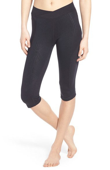 IVY PARK Linear Print V-Waistband Capri Leggings
